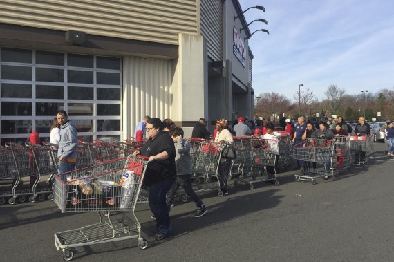 Shoppers line up to enter a Costco warehouse store in Alexandria, Va., Saturday, March 14, 2020. The store was sold out of numerous items including toilet paper, paper towels and sanitizing wipes. (AP Photo/Kevin S. Vineys) /뉴시스/AP /사진=