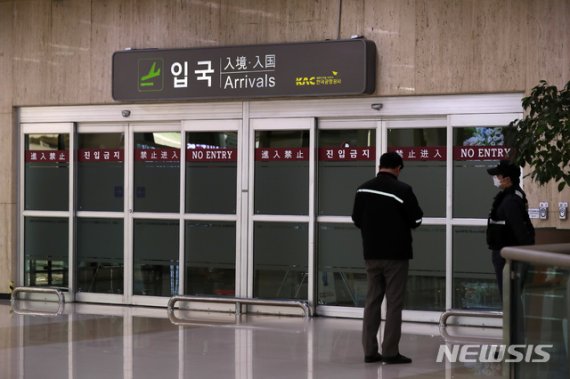 [서울=뉴시스]이윤청 기자 = 지난 12일 오후 서울 강서구 김포국제공항 국제선 출도착 안내판이 텅 비어있다. 이날 김포국제공항 국제선 출도착 항공기는 0편, 이용객 또한 0명을 기록했다. 2020.03.15. radiohead@newsis.com