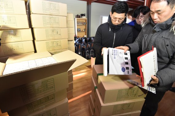 정부합동단속단이 마스크 매점매석 단속을 지난 2월 벌이고 있다. 뉴시스