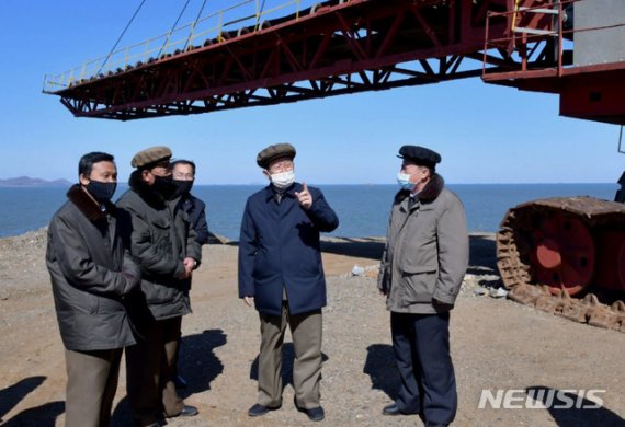 [서울=뉴시스] 북한 조선중앙TV는 김재룡 북한 내각총리가 은률광산과 재령광산, 영남배수리 공장을 비롯한 인민경제 여러 부문을 현지 료해(시찰)했다고 15일 보도했다. 사진은 김재룡 북한 내각총리가 마스크를 쓰고 경제 현장을 시찰하는 모습.(사진=조선중앙TV 캡처) 2020.03.15. photo@newsis.com <저작권자ⓒ 공감언론 뉴시스통신사. 무단전재-재배포 금지.>