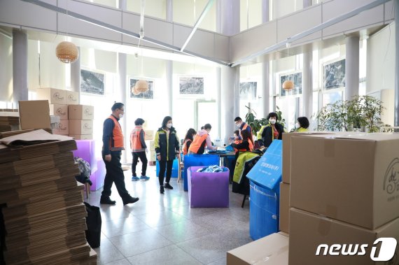 강서소방서 의용소방대원이 마스크 유통을 위한 포장을 돕고 있다.(서울시 제공) © 뉴스1
