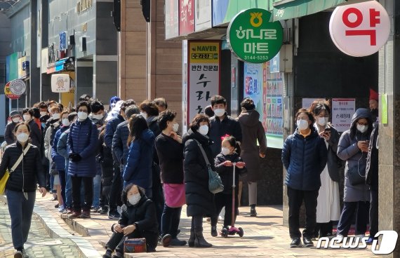 서울 마포구의 한 약국 앞에 시민들이 마스크를 구매하기 위해 줄지어 서 있다. 2020.3.14/뉴스1 © News1 허경 기자