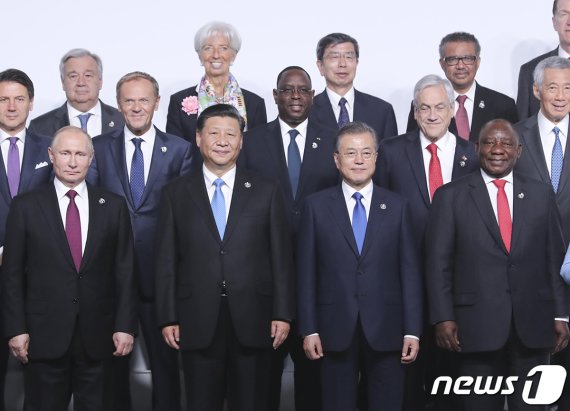 문재인 대통령이 지난해 9월28일 오전 인텍스 오사카에서 열린 G20 정상회의 공식환영식에서 각국 정상들과 기념촬영을 하고 있다. (청와대 제공) /뉴스1