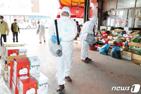 유진섭 전북 정읍시장이코로나19 감염병의 지역사회 감염을 막기 위해 직접 소독에 나서며 감염병 차단에 나섰다. (자료사진) /© 뉴스1