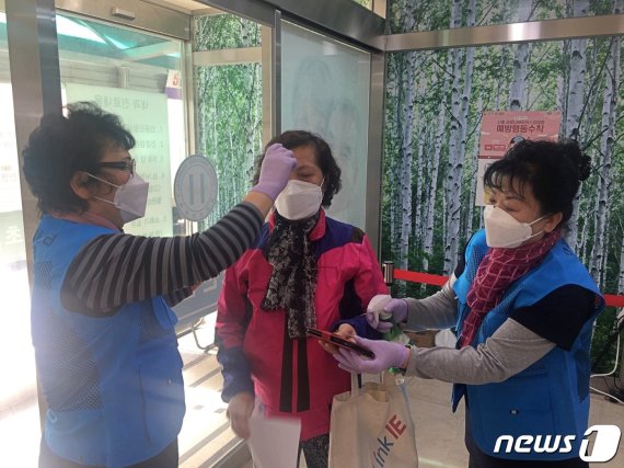 충북 보은군 자원봉사자들이 보은한양병원 선벌진료소에서 발열 체크 봉사활동을 하고 있다.(보은군 제공).© 뉴스1
