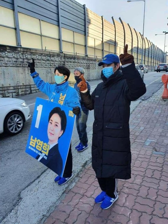 지역 현안을 해결하기 위해 여야후보간 공동정책을 협의하자고 제안한 남영희 동구·미추홀구(을) 더불어민주당 후보가 지역 주민들에게 인사하고 있다.