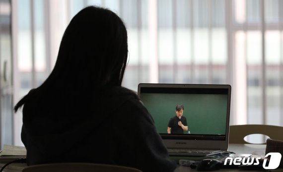 코로나19 여파로 개강을 2주 늦춘 서울 시내 대학들이 16일 온라인 강의로 봄 학기를 시작했다. 16일 오후 서울의 한 대학교에서 학생이 온라인 강의를 듣고 있다. 뉴스1