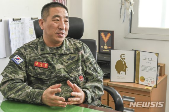 해병대 1사단 정보통신대대 김시열 원사. 헌혈증 100장을 기부했다.