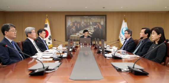 한국은행 금융통화위원회가 16일 오후 4시30분 서울 세종대로 한은에서 임시 회의를 개최했다. 금통위는 이날 기준금리를 0.5%포인트 인하, 연 0.75%로 결정했다. 금통위 의장인 이주열 한은 총재(가운데)를 비롯한 금통위원들이 금리결정 회의를 하고 있다. 한국은행 제공