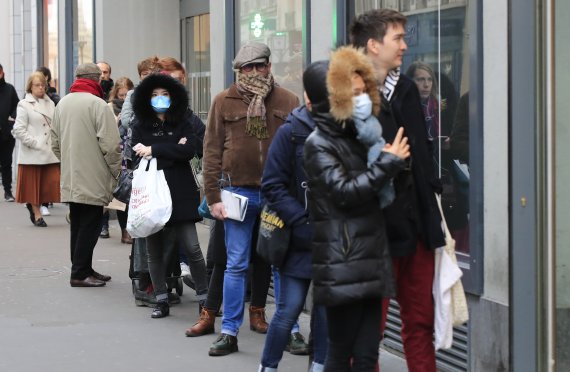 프랑스 파리에서 16일(현지시간) 마스크를 착용한 시민들이 식료품점에서 순서를 기다리고 있다.AP뉴시스