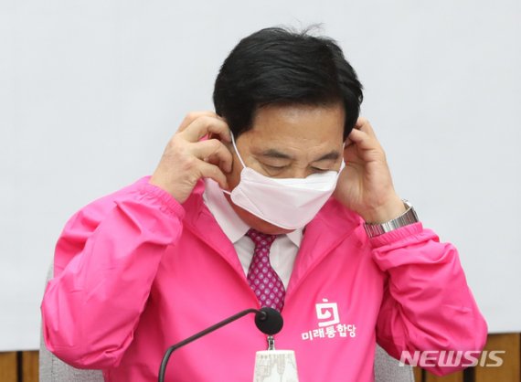 심재철 미래통합당 원내대표가 17일 서울 여의도 국회에서 열린 당 원내대책회의에서 발언 전 마스크를 벗고 있다.