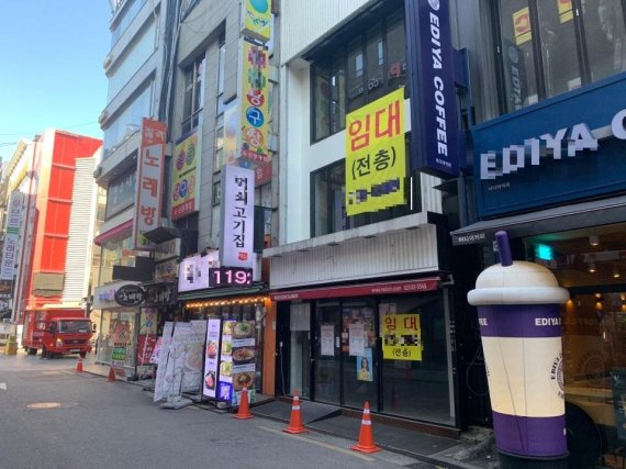 전국 상가 시장의 침체가 이어자 서울 종각 젊음의 거리에 있는 상가 한 동 전체가 임대로 나와있다. 상가정보연구소 제공