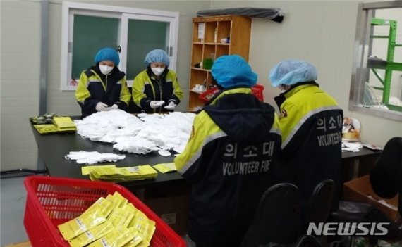 [전주=뉴시스]윤난슬 기자 = 전북 의용소방대연합회는 17일부터 도내 코로나19 마스크 제조업체 2곳에 인력 지원을 확대한다고 밝혔다.(사진=전북소방본부 제공)