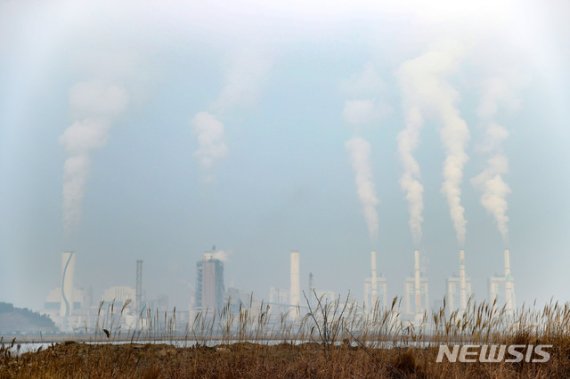 [태안=뉴시스]김선웅 기자 = 충남 태안군 석탄가스화복합화력발전소 일대가 흐리게 보이고 있다. 2019.12.10. mangusta@newsis.com