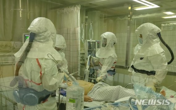 의료진들이 계명대 대구동산병원 중환자실에서 코로나19 확진자를 치료하고 있다.
