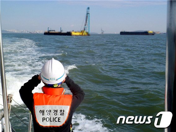 단속하는 해경(인천해양경찰서제공) © 뉴스1