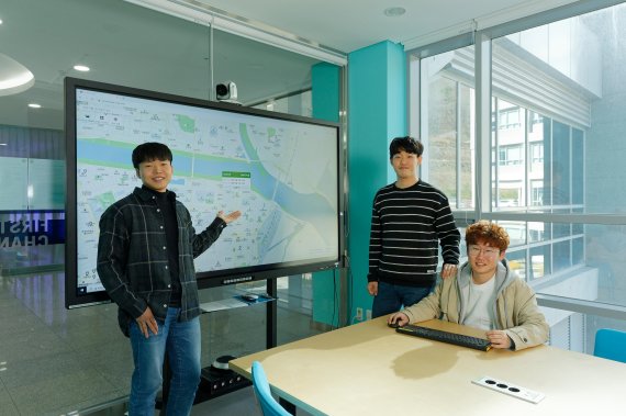 울산지역 전용 코로나맵을 제작한 김지완(왼쪽), 김태윤(가운데), 전대성 울산과학기술원 학부생. UNIST