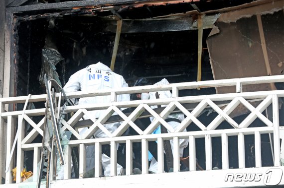 국립과학수사대가 지난 1월26일 오전 강원 동해시 묵호진동 한 펜션에서 전날 발생한 화재 사고 현장을 감식하고 있다. 2020.1.26/뉴스1 © News1 서근영 기자