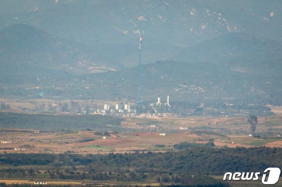 경기 파주시 오두산 통일전망대에서 바라본 북한 기정동마을. © News1 유승관 기자