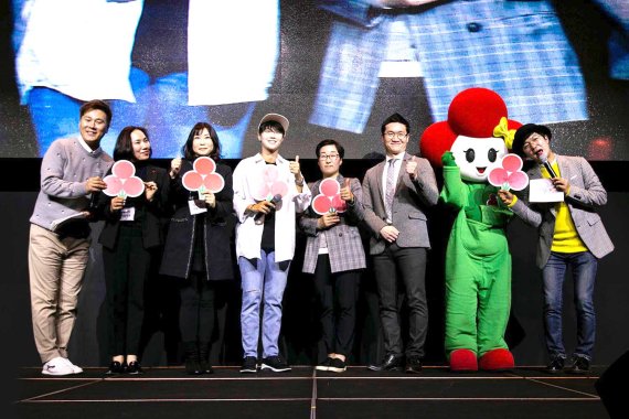 박성현(왼쪽 네번째)과 팬클럽인 '남달라' 회원들이 코로나19로 고통받고 있는 소외계층을 위한 기부금을 전달했다. 세마스포츠마케팅 제공