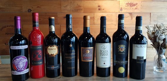 와인리뷰가 17일 서울 서초구 서래마을 뚜르뒤뱅에서 진행한 이탈리아 남부지역 와인 쇼케이스의 와인들. 왼쪽부터 베르사체 페우디 델 피시오토, 마쏘 안티코 일 포테레, 두까 디 사락냐노 빠쇼네, 비네티 델 살렌토 레젠다 골드, 프리미티보 디 만두리아 리제르바, 포스타 피아나 프리미티보, 세르파라 슈페리어, 페우디 타우라시.