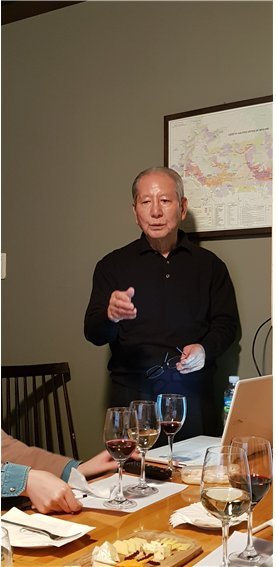 와인리뷰 최훈 원장이 17일 서울 서초구 뚜르뒤뱅에서 열린 이탈리아 남부지역 와인쇼케이스 행사에서 이탈리아 남부지역 와인에 대해 설명하고 있다.