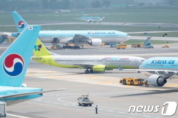 서울 강서구 김포공항 계류장에 진에어 항공기가 이동하고 있다. 2018.6.29/뉴스1 © News1 유승관 기자