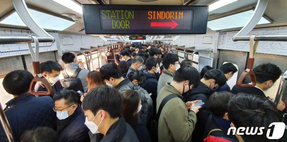 마스크를 쓴 시민들로 가득한 열차가 서울 지하철 신도림역 승강장에 도착하고 있다. 신종 코로나바이러스 감염증(코로나19) 사태가 장기화하면서 다중이용시설과 대중교통 등을 이용할 때 마스크를 쓰는 사회적 거리두기가 사회 전반에 퍼져 나갔다./뉴스1 © News1 민경석 기자