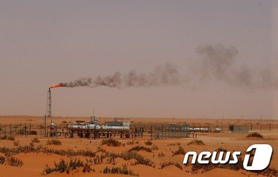 사우디 아라비아 수도 리야드에서 동쪽으로 180km 떨어진 쿠리스의 유전지역의 아람코 석유설비© AFP=뉴스1