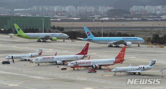 김포국제공항이 개항 40년 이래 처음으로 국제선 이용객 0명을 기록한 12일 오후 서울 강서구 김포국제공항 국제선 청사에 항공기들이 멈춰서 있다. /사진=뉴시스