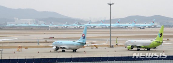 인천공항 제2터미널 활주로 계류장에 항공기가 줄지어 서 있다. /사진=뉴시스