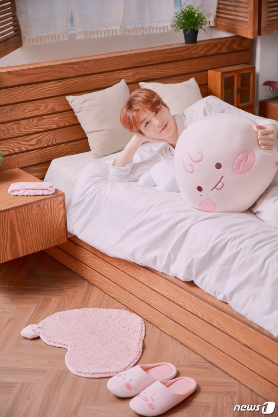 카카오 어피치 강다니엘 에디션 상품 (카카오IX 제공) © 뉴스1