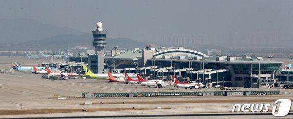 지난 18일 인천국제공항 계류장에 국내 항공사 여객기들이 멈춰서 있다. 뉴스1 제공