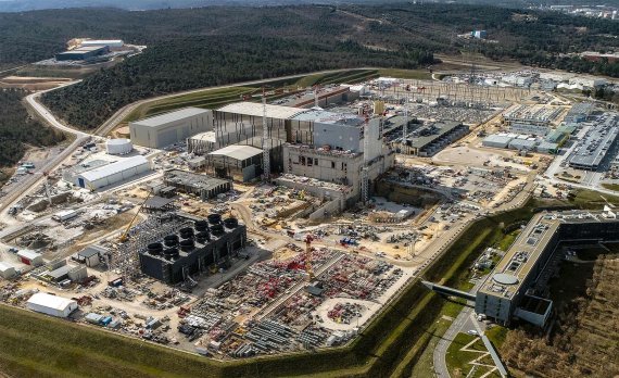 핵융합을 이용한 대용량에너지 생산 가능성을 최종 기술적으로 검증하기 위한 국제핵융합실험로(ITER). 2007년부터 2025년까지 완공 목표로 프랑스 남부의 카다라쉬의 180만㎡ 면적에 건설중이다. ITER 제공