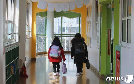 긴급돌봄교실에서 하교하는 초등학생./뉴스1 © News1 김기태 기자