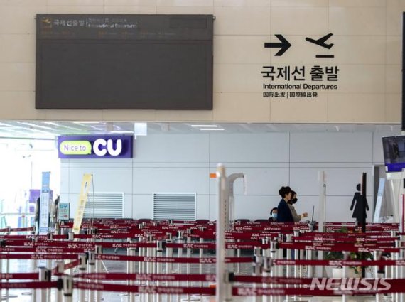 신종 코로나바이러스 감염증(코로나19) 여파로 17일 제주국제공항 국제선 운항이 중단돼 청사 내 알림 전광판에 불이 꺼져있다. 2020.03.17. [뉴시스]