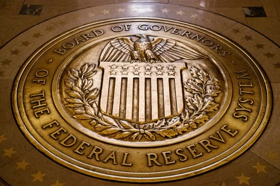 FILE - In this Feb. 5, 2018, file photo, the seal of the Board of Governors of the U.S, Federal Reserve System lies embedded in the floor at the Marriner S. Eccles Federal Reserve Board Building in Washington. (AP Photo/Andrew Harnik, File) /뉴시스/AP /사진=