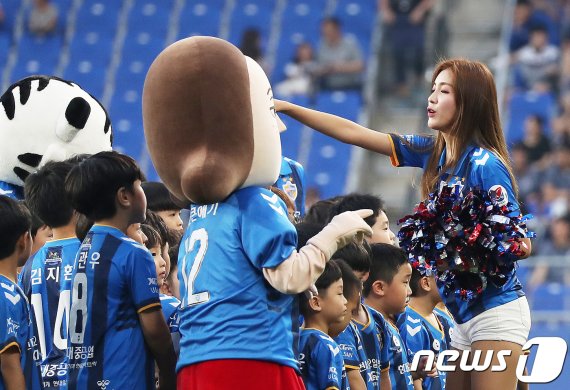 울산 현대 치어리더 김연정(오른쪽) . /뉴스1 DB© News1 이윤기 기자