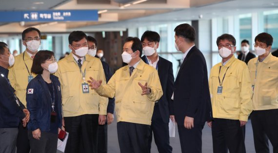 정세균 국무총리(오른쪽 네번째)가 인천국제공항 제1여객터미널을 찾아 입국 검역 현장을 살펴보고 있다. 뉴스1