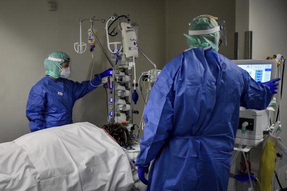 Medical personnel at work in the intensive care unit of the hospital of Brescia, Italy, Thursday, March 19, 2020. (Claudio Furlan/LaPresse via AP) /뉴시스/AP /사진=