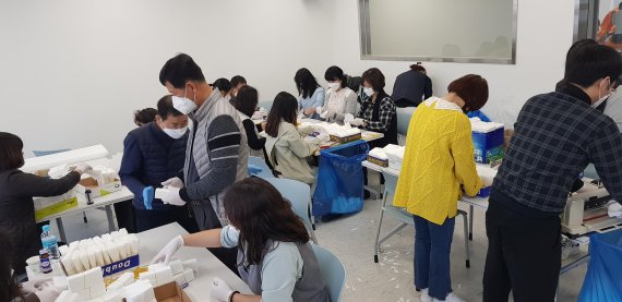 양평군 면마스크 제작봉사 현장. 사진제공=양평군