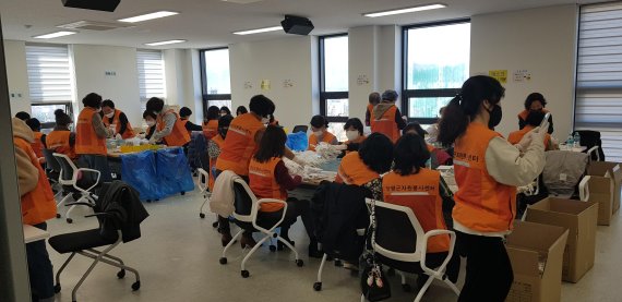 양평군 면마스크 제작봉사 현장. 사진제공=양평군