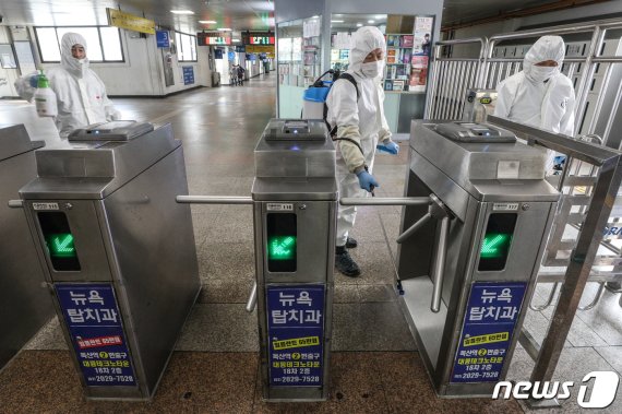 서울 석계역 무빙워크에 '침 바른' 남성, 코로나19 음성 판정