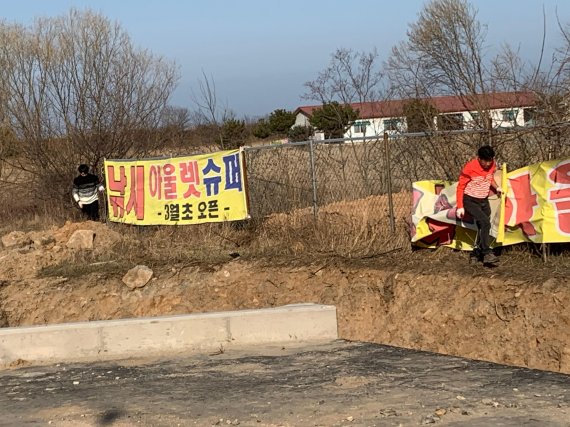 인천 중구 무의·용유 관광지 주요 도로변에 무분별하게 설치된 불법광고물을 단속원들이 철거하고 있다