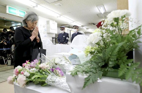 지난 2020년 3월 20일 한 노인이 도쿄 가스미가세키역에서 옴진리교에 의한 독가스 테러 사건으로 숨진이들을 추모하고 있다. AP뉴시스