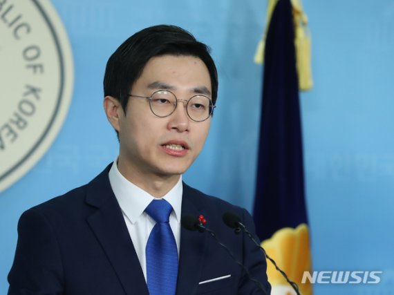 장경태 더불어민주당 전국청년위원장이 6일 서울 여의도 국회에서 21대 총선 출마 기자회견을 하고 있다.