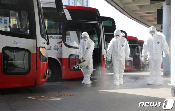 28일 오후 광주종합버스터미널 버스 승차장에서 보건소 직원들이 코로나19 예방을 위한 특별방역을 진행하고 있다.2020.1.28/뉴스1 © News1 허단비 기자