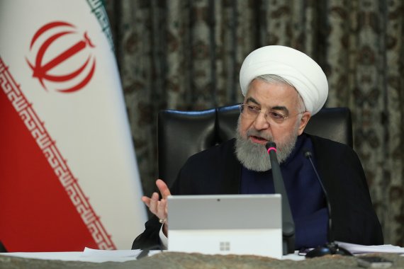 하산 로하니 이란 대통령이 21일(현지시간) 수도 테헤란에서 정부 각료들과 코로나19 대책 회의를 진행하고 있다.로이터뉴스1