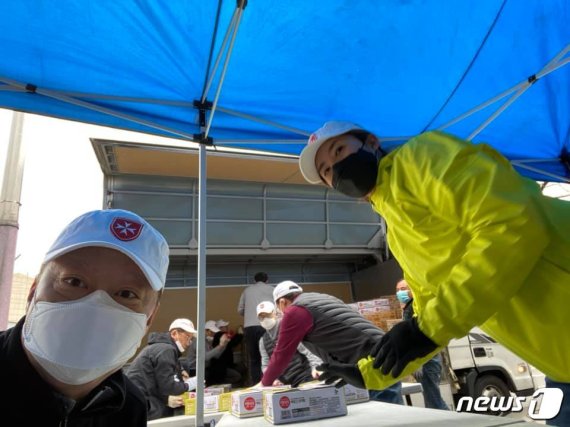 박용만 대한상공회의소 회장이 지난 21일 서울 종로구에서 자원봉사자들과 이주민 결식아동들을 위한 지원을 하고 있다.(사진 박용만 회장 페이스북)© 뉴스1