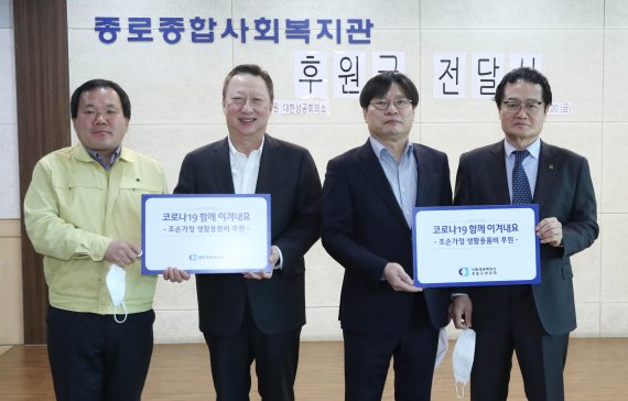 박용만 대한상공회의소 회장(왼쪽 두번째)은 지난 20일 서울 창신동에 위치한 종로종합사회복지관을 방문해 후원금을 전달하고 기념촬영을 하고있다.